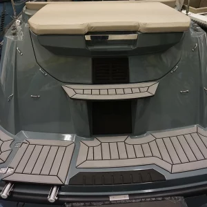 Heck der Corsiva 600 Tender mit Badeplattform und Einstieg