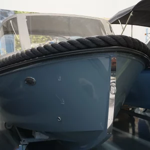Bug der Corsiva 600 Tender mit hochwertigem Seilfender