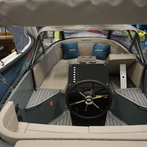 Blick in das Cockpit der Corsiva 600 Tender mit Sitzgruppe und Steuerstand