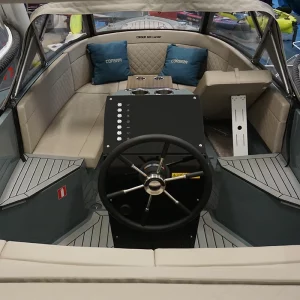 Cockpit der Corsiva 600 Tender mit U-Sitzgruppe, Steuerrad und hochwertiger Ausstattung