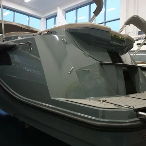 Heck der Corsiva 600 Tender mit integrierter Badeplattform und Badeleiter