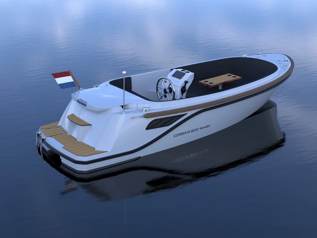 Weiße Corsiva 600 Tender auf ruhigem Wasser mit offenem Cockpit, Steuerstand, Sitzbereich und Badeplattform.