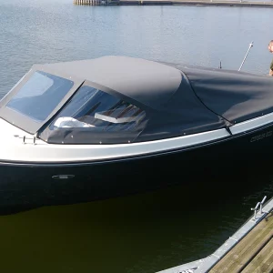 Corsiva 600 Tender mit geschlossenem Verdeck am Steg