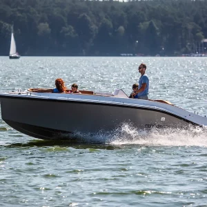 Familie genießt eine entspannte Bootsfahrt mit der Corsiva 605 New Age auf einem See.