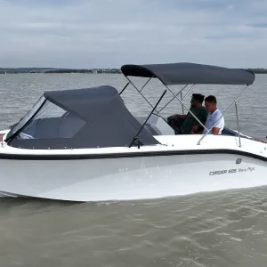 Corsiva 605 New Age gleitet mit Familie über den See.