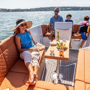 Innenraum der Corsiva 605 New Age mit Lounge, Tisch und viel Bewegungsfreiheit für Familie und Freunde.