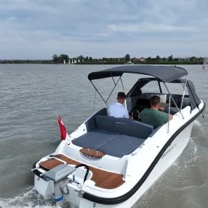Corsiva 605 New Age mit Bimini und geschlossenem Verdeck während einer Bootsfahrt.