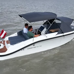 Corsiva 605 New Age während der Fahrt mit geöffnetem Bimini und geschlossenem Verdeck.