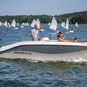 Seitenansicht der Corsiva 605 New Age während der Fahrt auf dem Wasser.