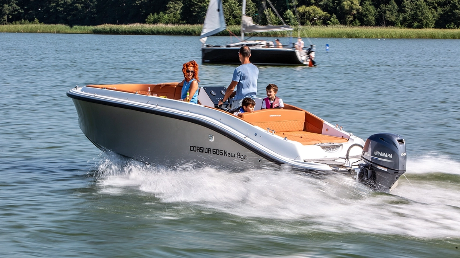 Corsiva 605 New Age mit Familie auf dem Wasser – modernes Motorboot mit Außenbordmotor, großzügigem Cockpit und sportlichem Fahrverhalten.