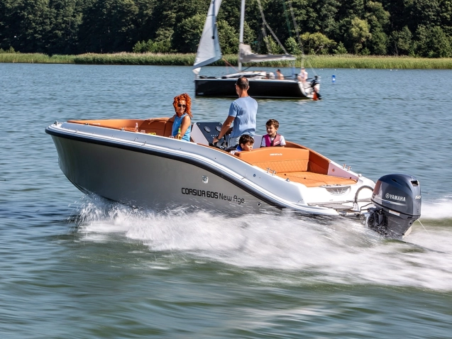 Corsiva 605 New Age mit Familie auf dem Wasser – modernes Motorboot mit Außenbordmotor, großzügigem Cockpit und sportlichem Fahrverhalten.