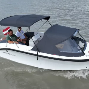 Corsiva 605 New Age mit Sonnenverdeck und geschlossenem Cabrioverdeck auf dem Wasser.