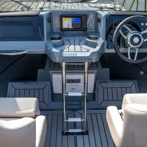 Armaturenbrett der Corsiva 607 Runabout mit Lenkrad, Garmin-Display und Getränkehaltern