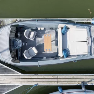 Corsiva 607 Runabout von oben mit Cockpittisch, Einzelsitzen und Heckliege