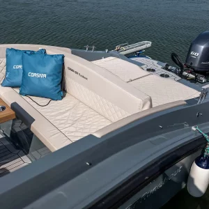 Heckbereich der Corsiva 607 Runabout mit Sitzbank, Liegefläche und Außenbordmotor
