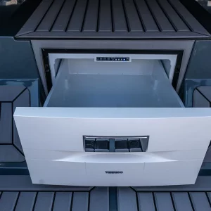 Geöffneter Einbaukühlschrank im Cockpit der Corsiva 607 Runabout