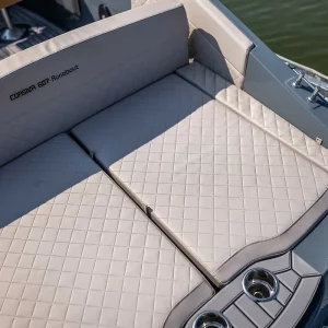 Gepolsterte Liegefläche im Heck der Corsiva 607 Runabout mit Getränkehaltern