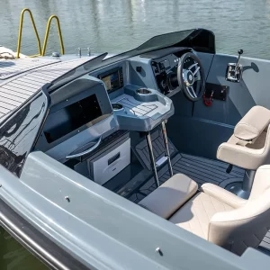 Fahrerstand der Corsiva 607 Runabout mit Lenkrad, Navigation und zwei Cockpitsitzen