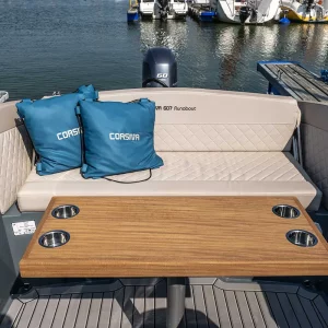 Gepolsterte Sitzbank und Holztisch mit Getränkehaltern in der Corsiva 607 Runabout