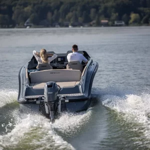 Heckansicht der Corsiva 607 Runabout mit 60-PS-Außenbordmotor auf dem See