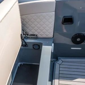 Geöffnete Sitzbank mit Stauraum und Lautsprecher in der Corsiva 607 Runabout