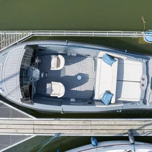 Luftaufnahme der Corsiva 607 Runabout mit Cockpit, Einzelsitzen und großer Heckliege