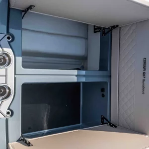 Zwei geöffnete Staufächer unter der Heckbank der Corsiva 607 Runabout