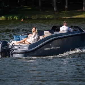 Corsiva 607 Runabout mit gepolsterter Heckliege, Sitzbank und 60-PS-Außenbordmotor