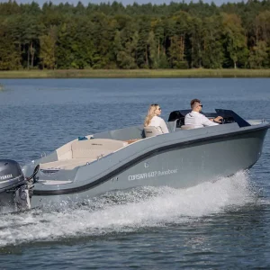 Graue Corsiva 607 Runabout mit zwei Personen bei entspannter Fahrt auf dem See