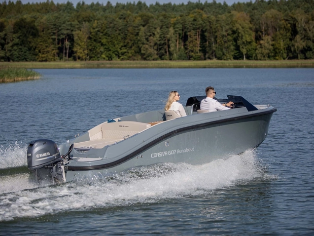 Corsiva 607 Runabout mit zwei Personen auf einem See – modernes Motorboot mit Außenbordmotor, großzügigem Cockpit und sportlichem Design.