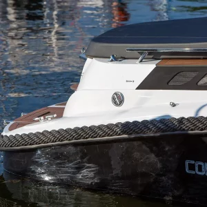 Heckbereich der Corsiva 625 Tender mit Sonnenliege, Reling und Badeplattform