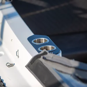 Zwei integrierte Edelstahl-Getränkehalter im Cockpit der Corsiva 625 Tender