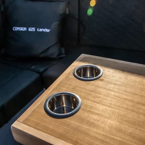 Cockpittisch aus Holz mit integrierten Getränkehaltern in der Corsiva 625 Tender