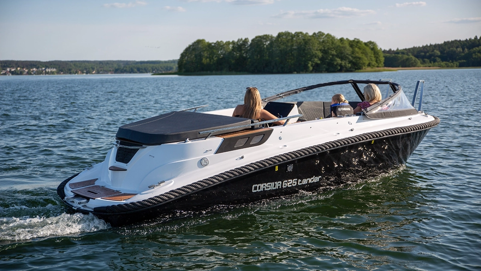 Corsiva 625 Tender mit mehreren Personen auf einem See – geräumiges Motorboot mit Sonnenliege, Badeplattform und hohem Freibord.