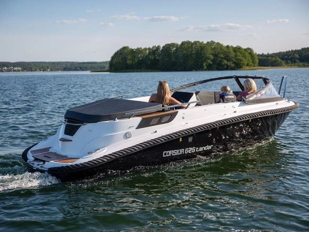 Corsiva 625 Tender mit mehreren Personen auf einem See – geräumiges Motorboot mit Sonnenliege, Badeplattform und hohem Freibord.