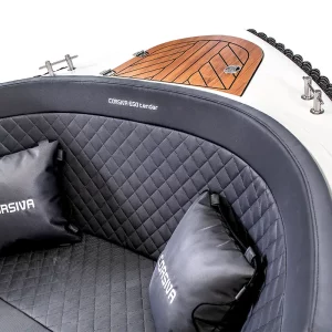 Komfortable Buglounge der Corsiva 650 Tender mit diamantgesteppten Polstern und Kissen