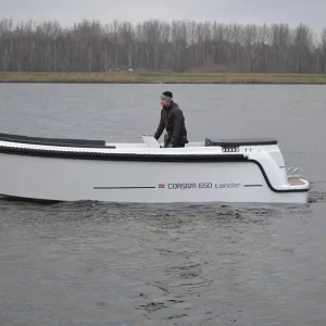 Seitenansicht der Corsiva 650 Tender während der Fahrt