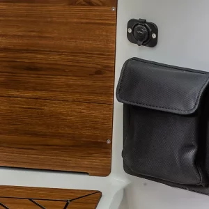 Praktisches Staufach der Corsiva 650 Tender mit hochwertiger Holzverkleidung