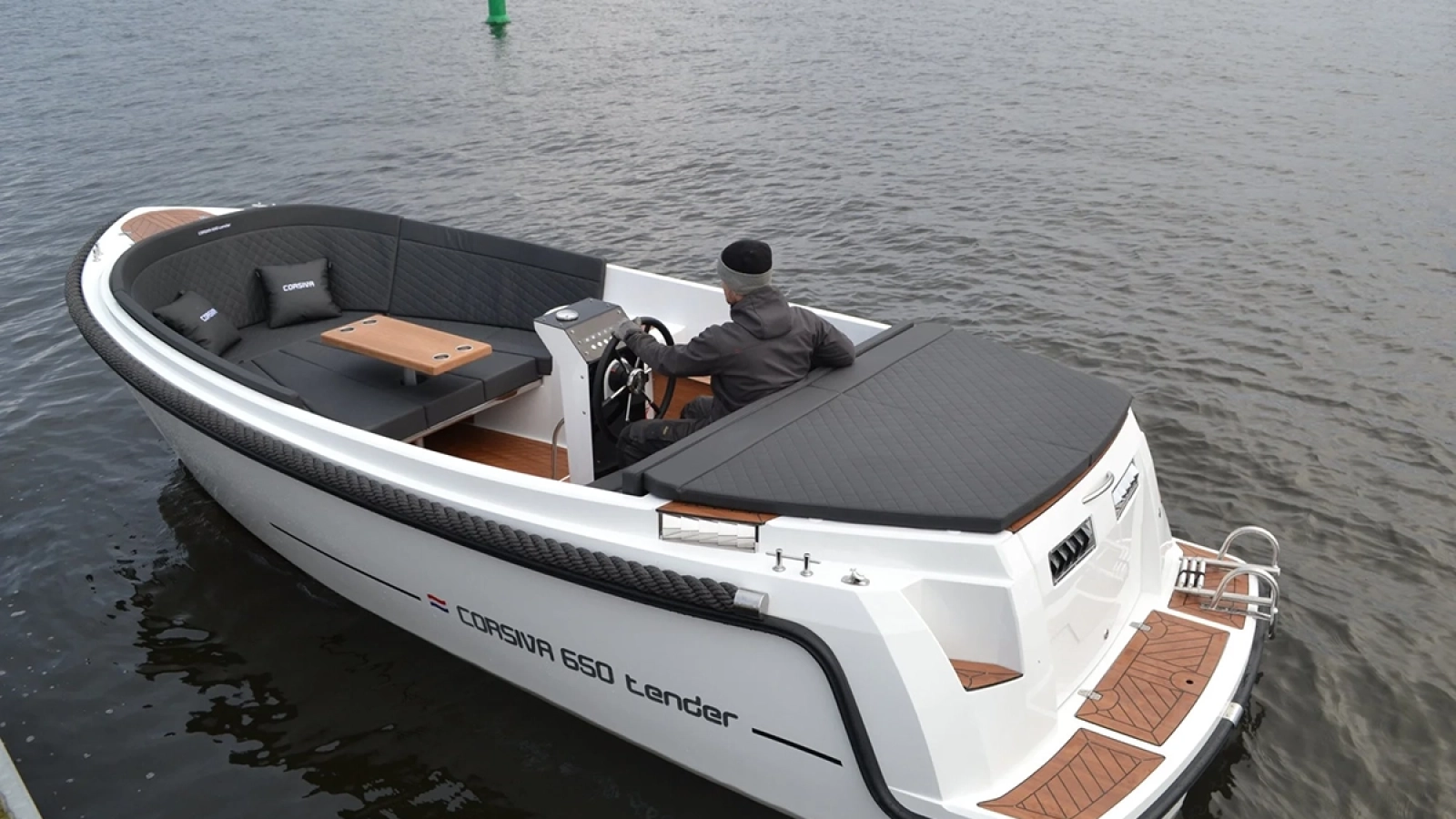 Corsiva 650 Tender Motorboot während der Fahrt auf einem See