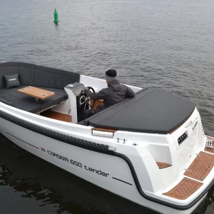 Corsiva 650 Tender Motorboot während der Fahrt auf einem See