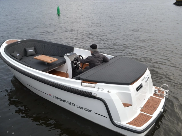 Corsiva 650 Tender Motorboot während der Fahrt auf einem See