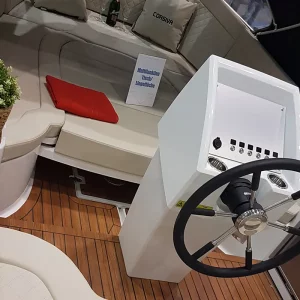 Innenraum der Corsiva 690 Tender mit Steuerstand, heller Sitzlandschaft und Holzdeck