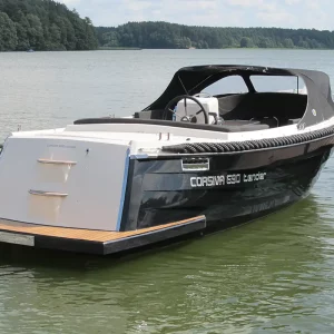 Heckansicht der Corsiva 690 Tender mit Badeplattform, Einstiegsstufen und schwarzem Verdeck