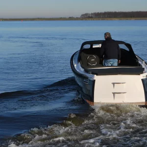 Corsiva 690 Tender von hinten mit Badeplattform und sichtbarer Heckwelle