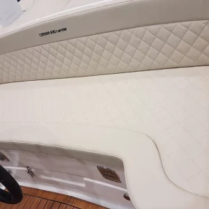 Helle diamantgesteppte Sitzpolster im Cockpit der Corsiva 690 Tender