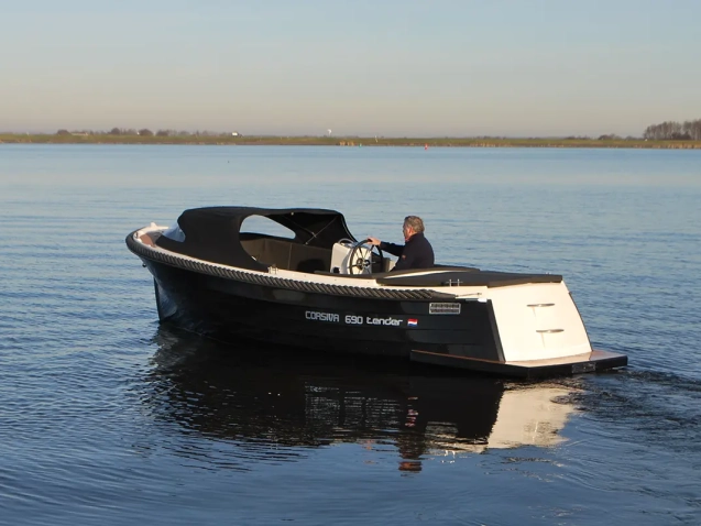 Corsiva 690 Tender mit Fahrer auf einem ruhigen See in seitlicher Heckansicht