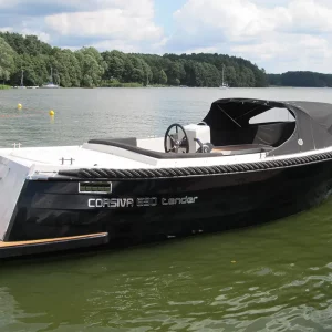 Schwarze Corsiva 690 Tender mit geschlossenem Verdeck und Badeplattform am Steg
