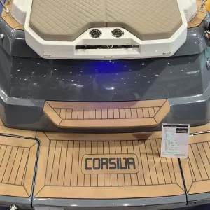 Heckansicht der Corsiva 750 Tender mit großer Badeplattform und Sonnenliege