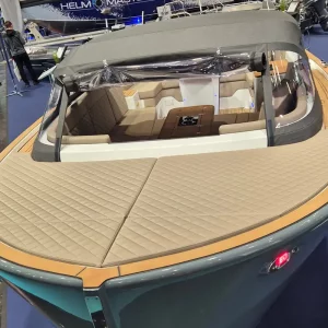 Bugansicht der Corsiva 750 Tender mit gepolsterter Sonnenliege und Verdeck