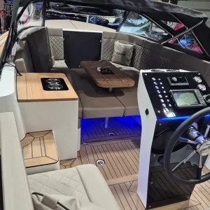 Innenraum der Corsiva 750 Tender mit Steuerstand, Lounge und Teaktisch
